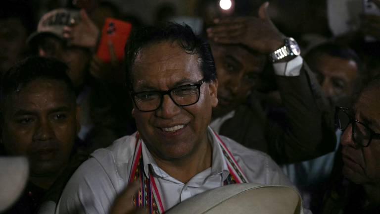 El candidato presidencial peruano Roberto Sánchez, del partido Juntos por el Perú, sonríe tras un discurso.