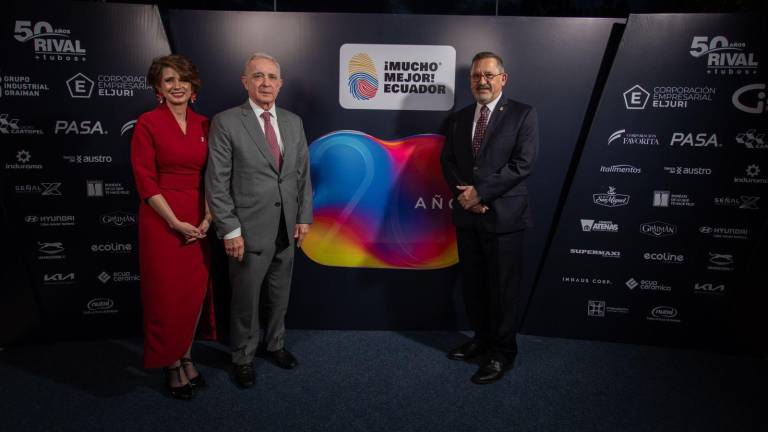 Mónica Malo, Álvaro Uribe y Augusto Tosi durante el evento.