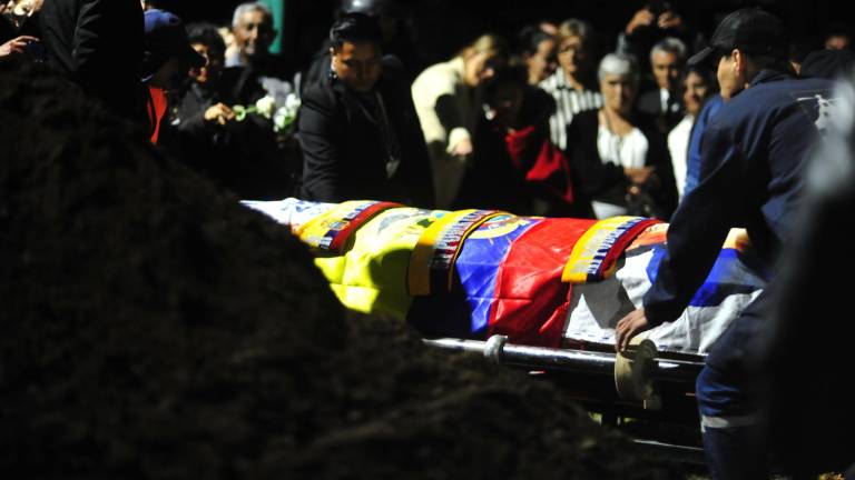Los familiares y amigos cercanos despidieron a Fernando Villavicencio en un cementerio del norte de Quito.