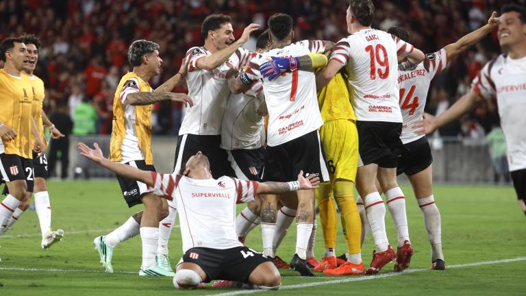 Jugadores de Estudiantes de la Plata celebrando la clasificación a la final de la Copa Libertadores 2026.