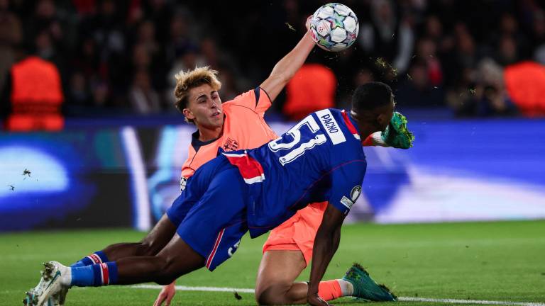 Willian Pacho brilla en la victoria del PSG ante el FC Barcelona por la Champions League