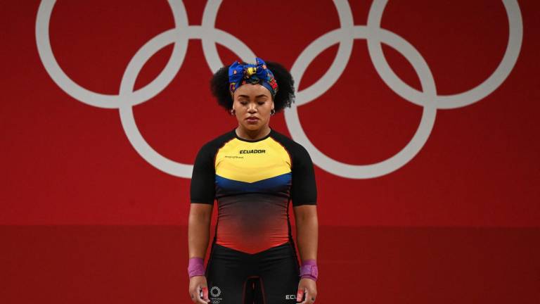 La ecuatoriana Neisi Patricia Dajomes Barrera compite en la competencia de levantamiento de pesas femenino de 76 kg durante los Juegos Olímpicos de Tokio 2020.