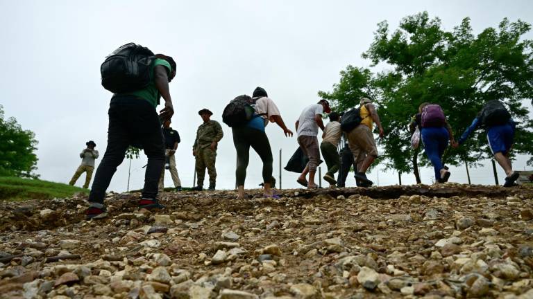 Foto referencial de migrantes que suben una colina al llegar al Centro de Recepción Temporal de Migrantes en Lajas Blancas, en el paso del Darién, en Panamá.