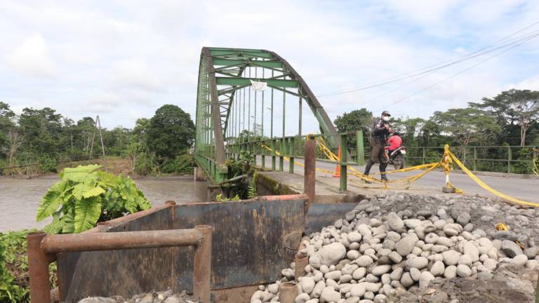 Río Coca destruye puente amazónico