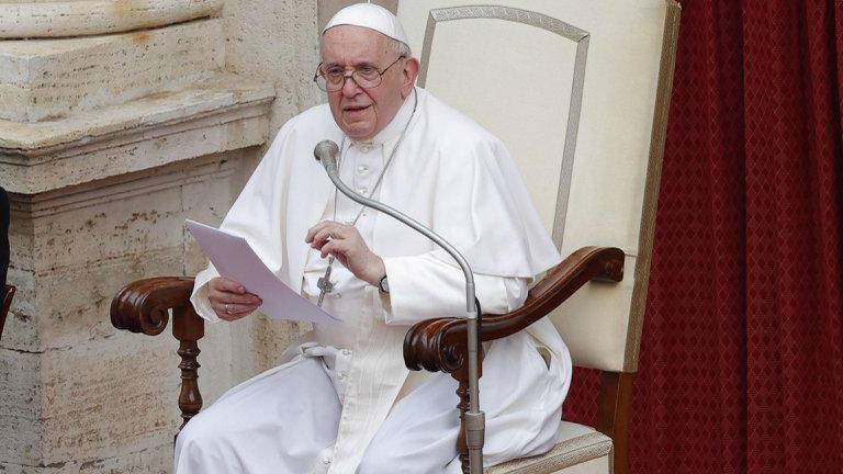 El Papa Francisco fue hospitalizado para una operación en el colon