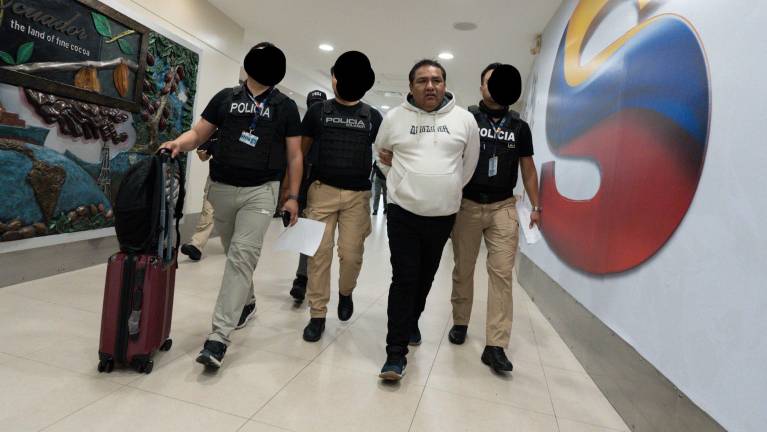 Detienen a funcionarios de Migración que enviaban migrantes a EE.UU. y Europa con identidades falsas