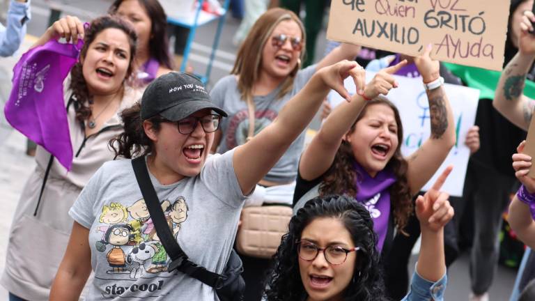 Foto de mujeres marchando en contra de los abusos y los femicidios en Quito.