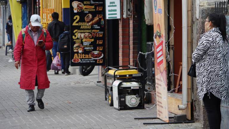 Ciudadanos recorren las calles de Quito en pleno apagón programado.