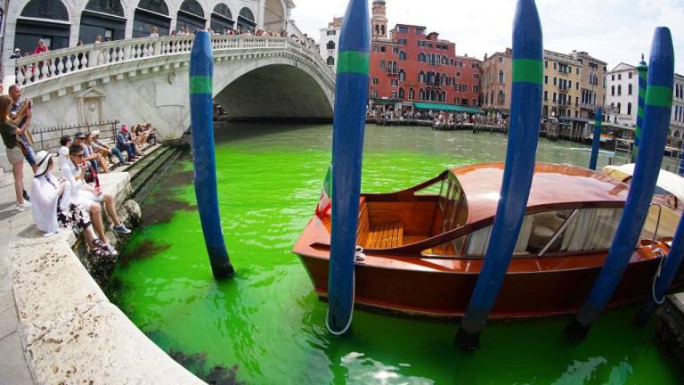Las aguas del Gran Canal de Venecia se tiñen de verde fosforescente y la  policía investiga