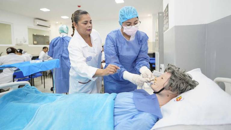La carrera de Enfermería es una de las más solicitadas en el Instituto Superior Universitario Bolivariano de Tecnología (ITB). Los estudiantes cuentan con simuladores médicos para sus prácticas.