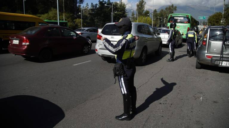 ¿Cómo liberar un vehículo retenido por el Pico y placa en Quito?