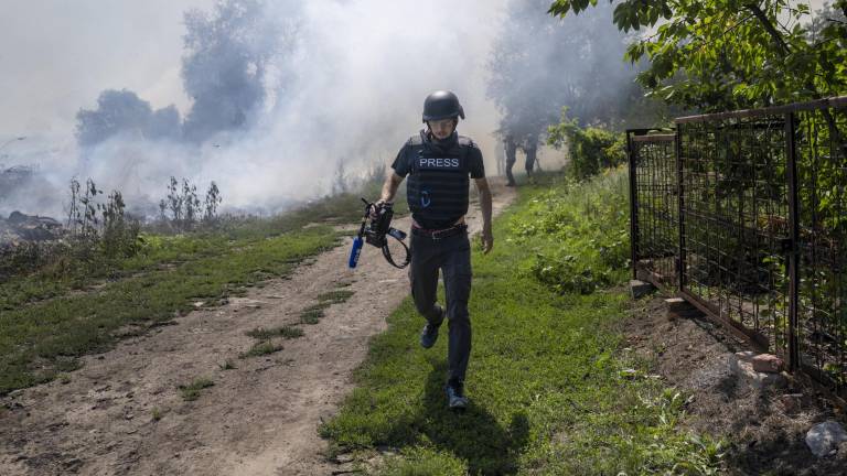 Dispuestos a ser bombardeados: ucranianos arriesgan sus vidas para recibir ayuda alimentaria
