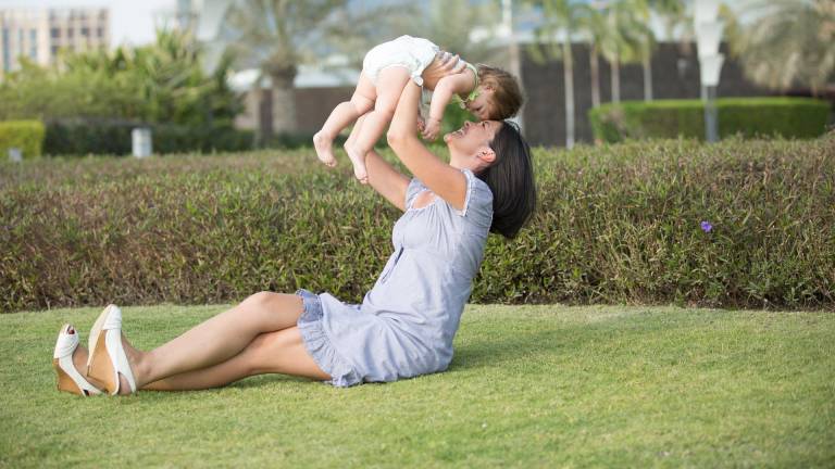 Mamás solteras duermen más que las casadas según un estudio