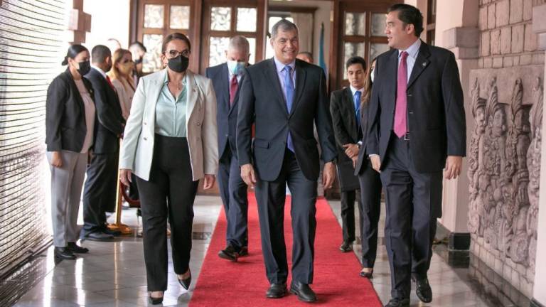 Ecuador emite enérgica protesta por la invitación de la presidenta de Honduras a Correa