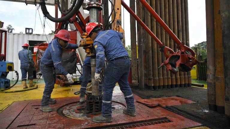 Colaboradores de una petrolera en plena labor de extracción del crudo.