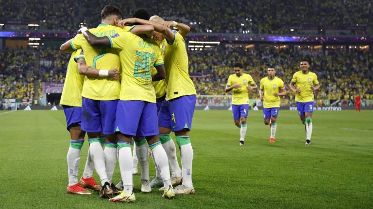 Jugadores de Brasil celebran un gol hoy, en un partido de los octavos de final del Mundial de Fútbol Catar 2022 entre Brasil y Corea del Sur en el estadio 974 en Doha.