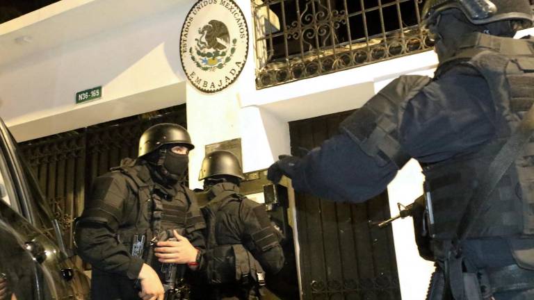 Imagen publicada por API que muestra a las fuerzas especiales de la policía ecuatoriana intentando irrumpir en la embajada de México en Quito para arrestar al exvicepresidente Jorge Glas, el 5 de abril de 2024.