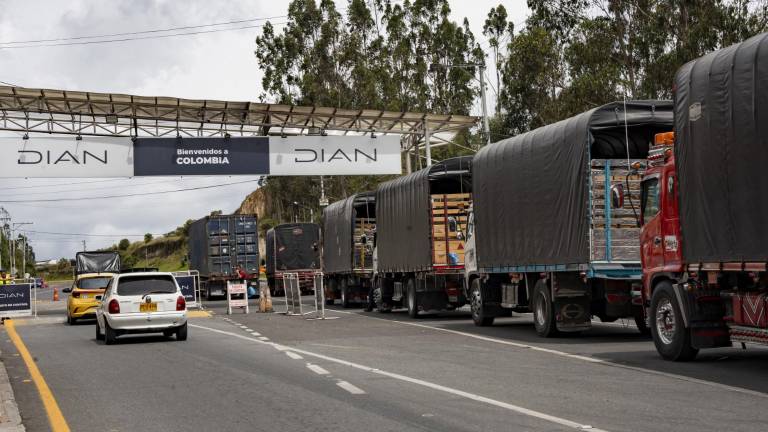 Camiones hacen fila para cruzar el Puente Internacional Rumichaca en la frontera entre Colombia y Ecuador, en Ipiales, departamento de Nariño, Colombia, el 21 de enero de 2026.