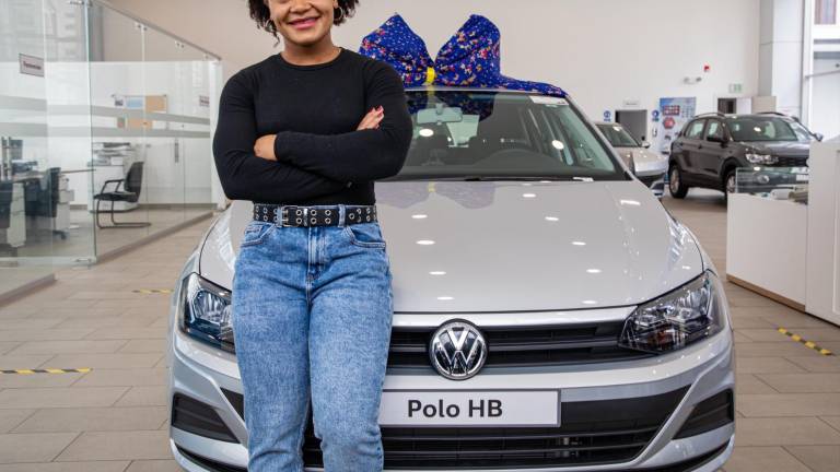 La medallista de oro recibió su carro como incentivo a la calidad deportiva