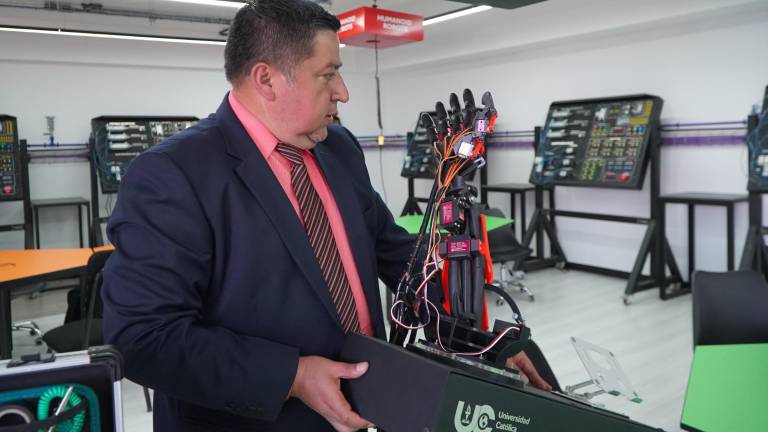 Un brazo robótico, diseñado en Ecuador, podría ayudar a quienes tienen discapacidad auditiva