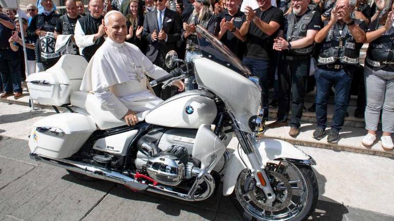 Papa León XIV recibió y bendijo una motocicleta BMW que será subastada en Munich