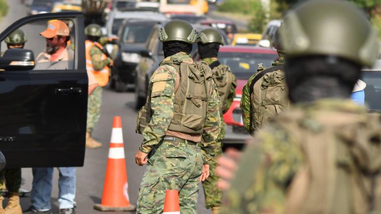 Fotografía referencial de un operativo militar en una concurrida vía de la ciudad de Manta, en Manabí.