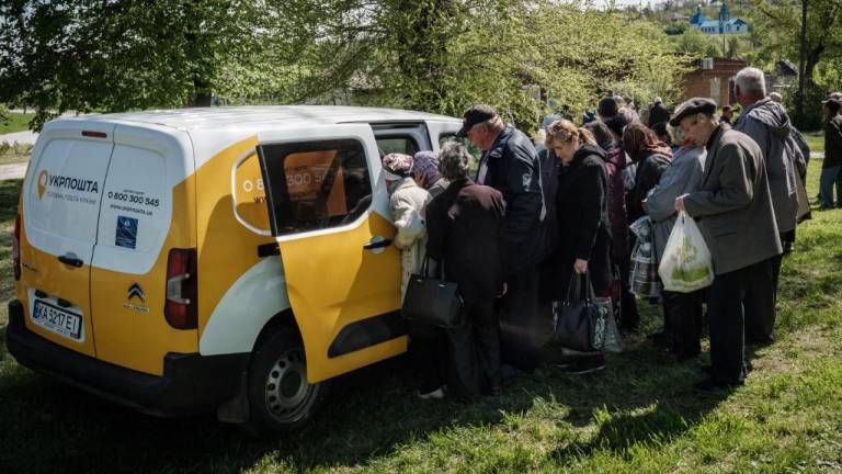 En una furgoneta de correos se realizan los pagos de las pensiones jubilares en Ucrania