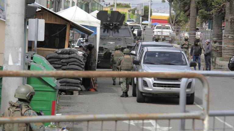 Una tanqueta y decenas militares desplegados para resguardar a Mayra Salazar durante su salida de prisión