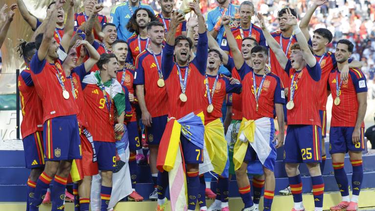 GR1025. EAST RUTHERFORD (ESTADOS UNIDOS), 19/07/2026.- Jugadores de España celebran con el trofeo del Mundial de la FIFA 2026 este domingo, tras vencer a Argentina en la final en el estadio MetLife en East Rutherford (NJ, EE.UU.). EFE/ Lavandeira Jr