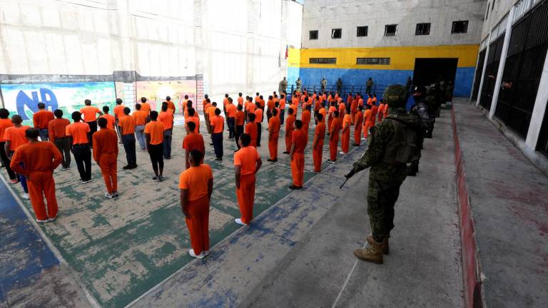 Fotografía de una formación de presos en el Centro de Privación de Libertad (CPL) Azuay N°1, tomada el 1 de abril del 2024.