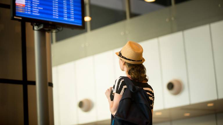 Viajar fuera de EE.UU. podría costarte la residencia ante una nueva advertencia