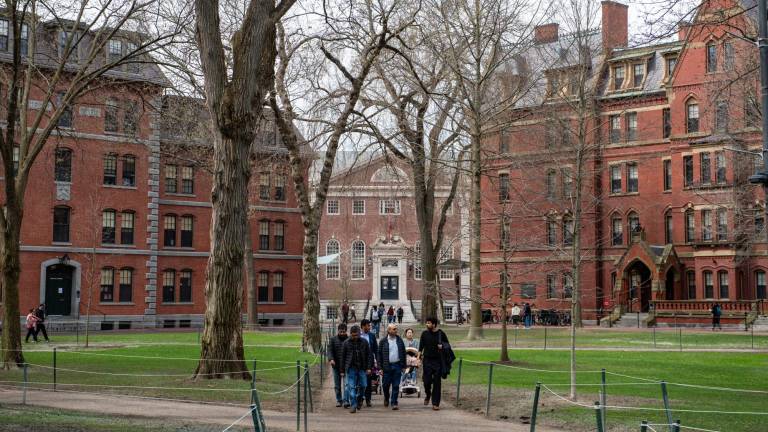 Gente camina por Harvard Yard en el campus de la Universidad de Harvard en Cambridge, Massachusetts, el 15 de abril de 2025.