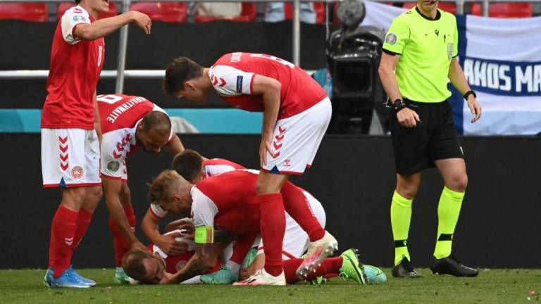 Dramático momento en el fútbol: jugador se desploma en pleno partido entre Dinamarca y Finlandia