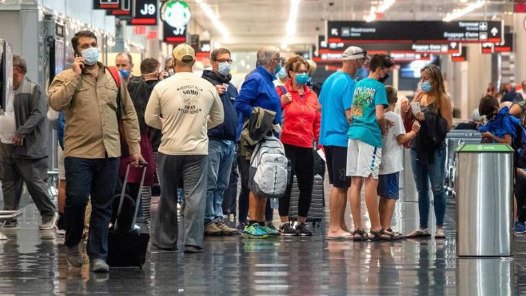 OMS advierte que nueva variante bautizada como Ómicron es de riesgo; varios países imponen restricciones