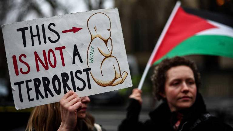 Manifestación de palestinos y judíos frente a la plaza del parlamento en Londres, Reino Unido.