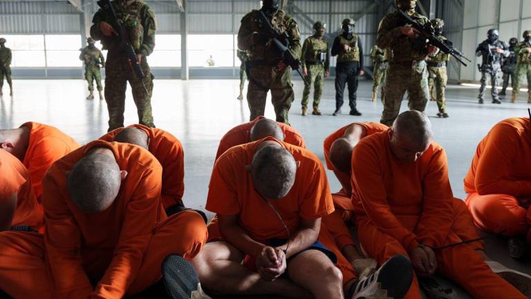 'Ya van a empezar con la quejadera': Daniel Noboa difunde imágenes de presos rapados en la Cárcel del Encuentro