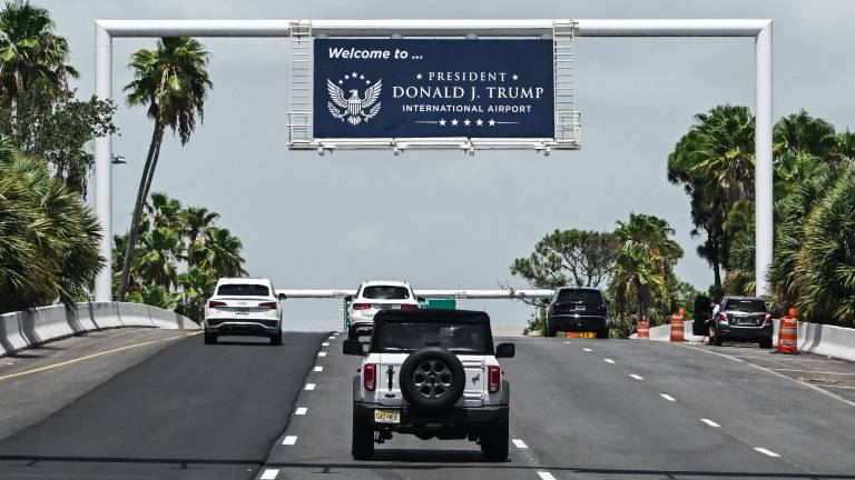 Se observa un nuevo letrero de bienvenida con la inscripción Donald J. Trump International Airport en la rampa de acceso principal del aeropuerto en West Palm Beach, Florida, el 9 de julio de 2026.