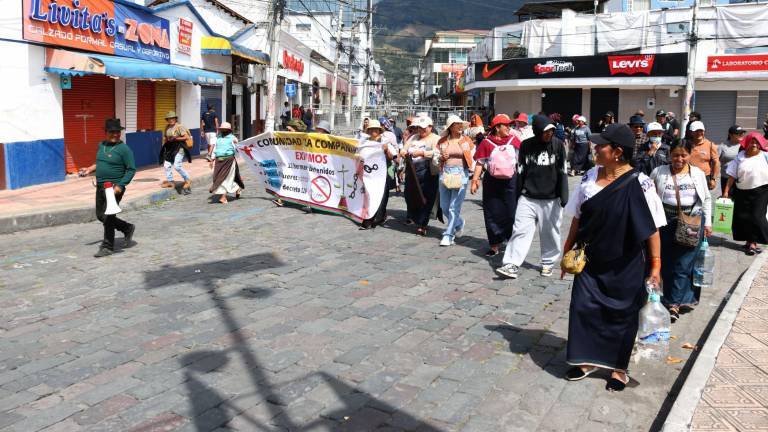 Cierres de vías siguen en Imbabura y otras provincias pese a disculpas de líderes comunales