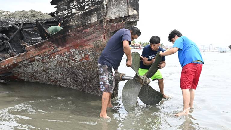 Gobierno ofrece apoyo a pescadores afectados por incendio que destruyó embarcaciones en Manta