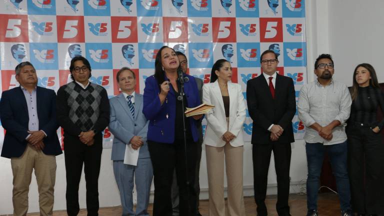 Fotografía que muestra una rueda de prensa del movimiento correísta, encabezado por la presidenta de la organización, Gabriela Rivadeneira.