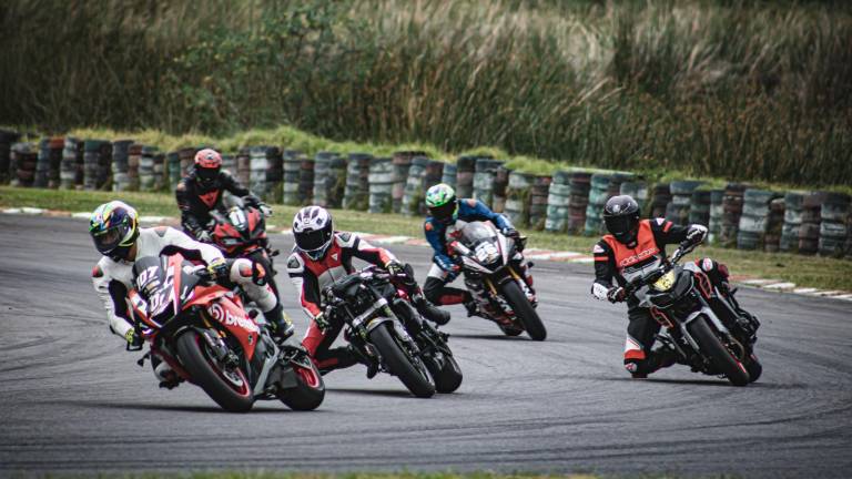 Competencia de motociclistas aficionados reunió a más de 60 participantes en Ibarra
