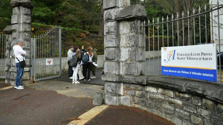 Habría estado poseído el alumno que apuñaló a una profesora en plena clase; hay más detalles del crimen