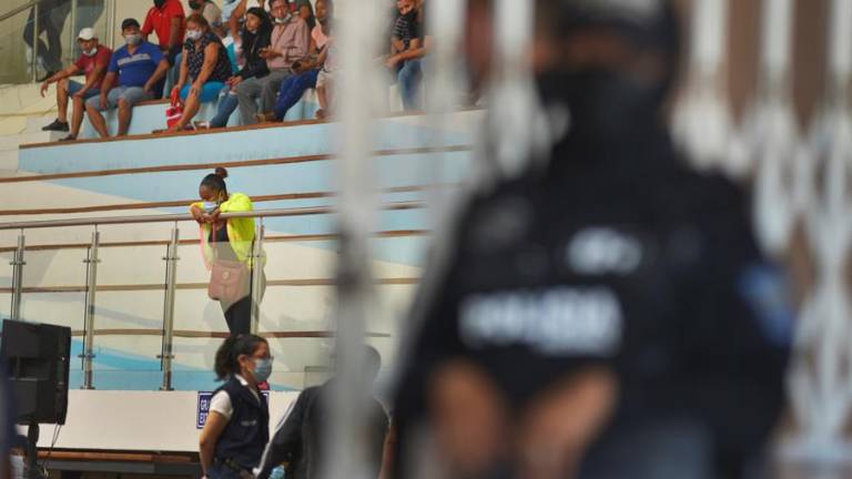 Solo en este Ecuador (ocurren) estas cosas, porque en otros países no veo que existan, afirma la progenitora mientras deambula a las afueras de la morgue.