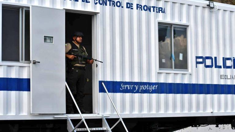 Ecuador refuerza control fronterizo con Colombia mediante instalación de primer cuartel móvil en Carchi