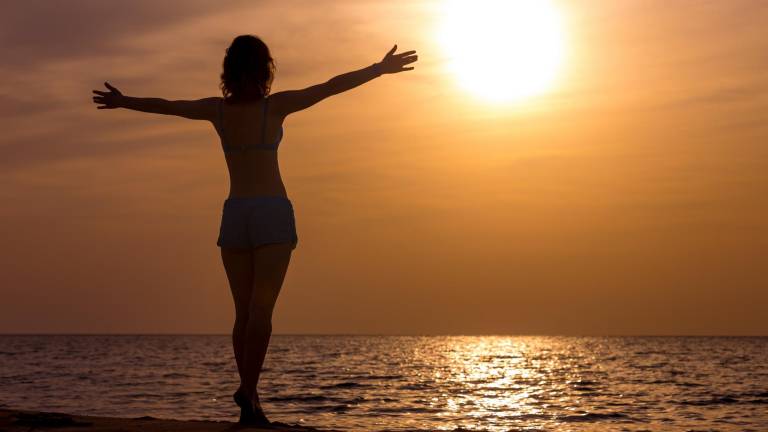 A través de la exposición del sol, en los horarios recomendados por los dermatólogos, el cuerpo produce la vitamina D.