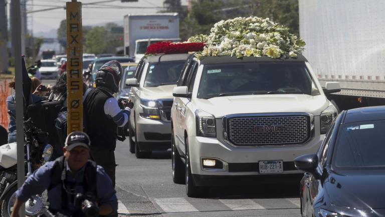 Así fue el entierro de alias El Mencho en México: ataúd dorado, flores anónimas y música regional