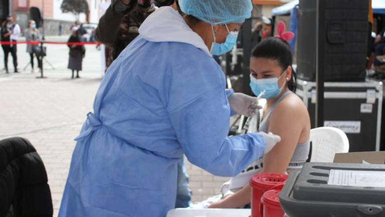 Ecuador y Colombia intensifican vacunación contra la COVID-19 en paso fronterizo