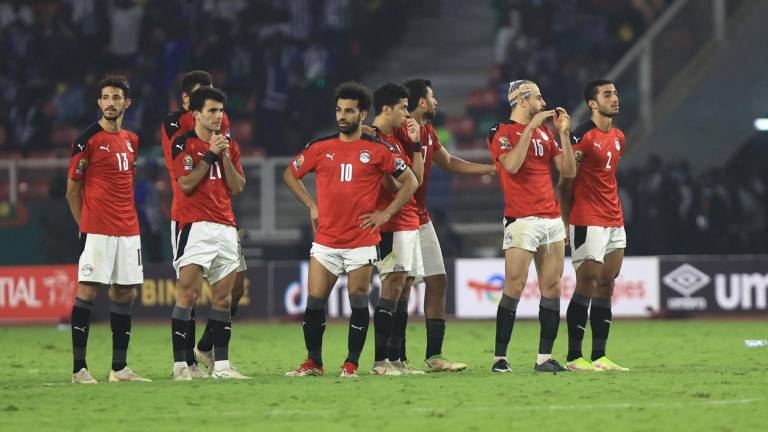 El delantero egipcio Mohamed Salah y el equipo egipcio observan durante la tanda de penaltis en el partido final de fútbol de la Copa Africana de Naciones (CAN) 2021.