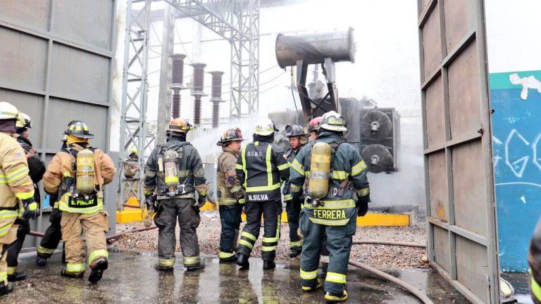Bomberos controlaron incendio en una subestación eléctrica de una fábrica en el sur de Guayaquil
