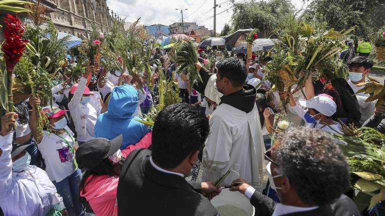 Vírgenes aladas y una lluvia de agua bendita en fiesta de los Ramos en Ecuador
